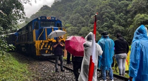 VÍDEO: Centenas de turistas ficam retidos em Machu Picchu em meio a protestos