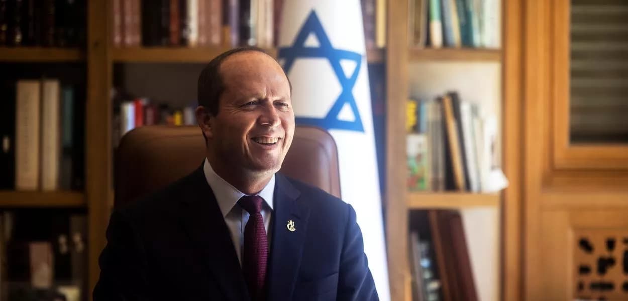 “Irã é alvo legítimo” dos ataques, afirma ministro da Economia de Israel