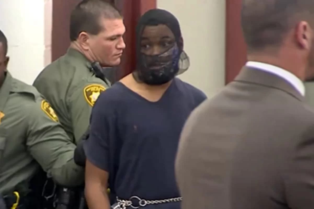 VÍDEO: Após atacar juíza, detento comparece a audiência com focinheira