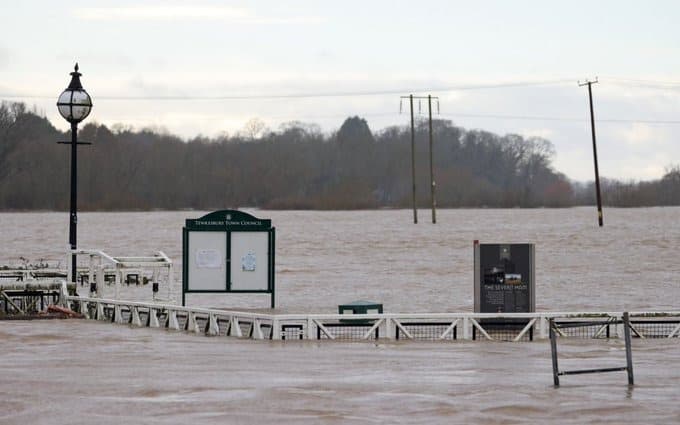 VÍDEO: Tempestade Henk no Reino Unido causa mais de 300 alertas de enchentes