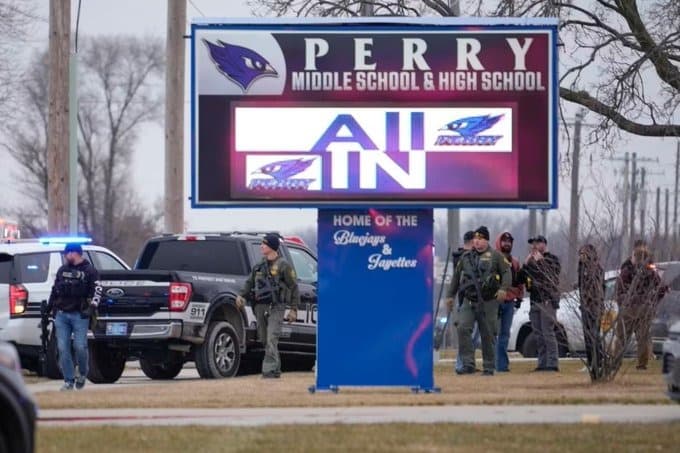 Atentado a escola dos EUA resulta na morte de um aluno e cinco feridos; explosivo foi encontrado pela polícia