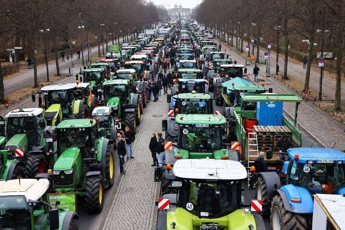 VÍDEOS: Agricultores fazem protestos na Alemanha e paralisam ruas com tratores e caminhões