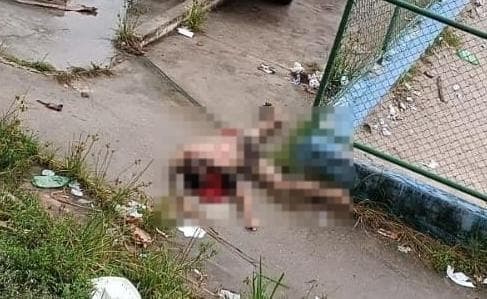 Homem é assassinado com tiros e facadas, além de ter o corpo arrastado pelas ruas, em Manaus