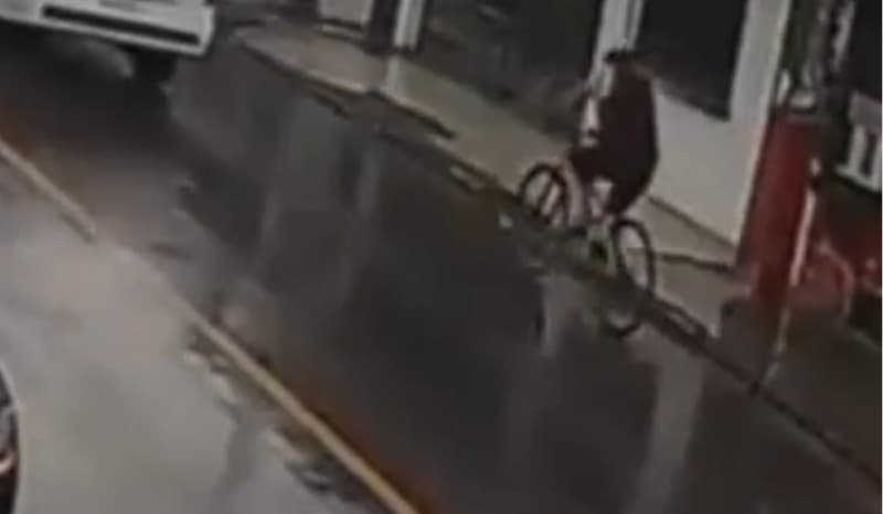 VÍDEO: Ciclista sofre mal súbito e cai no meio da rua, em Manaus