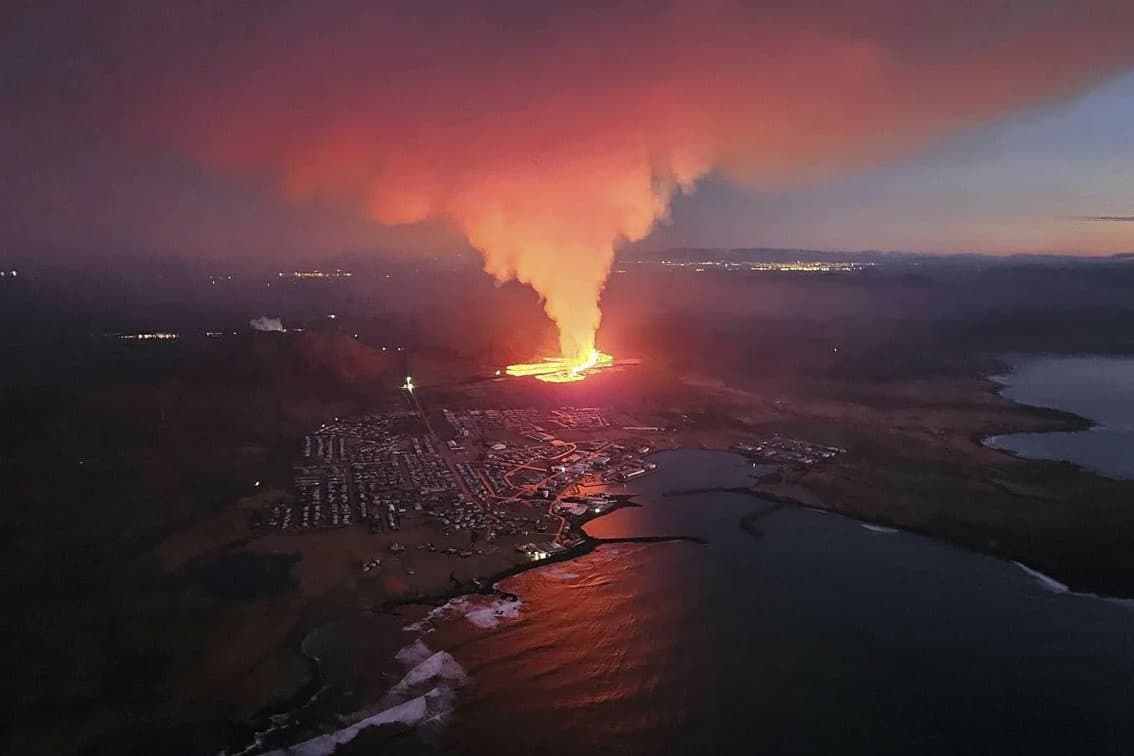 VÍDEO: Lava de vulcão na Islândia destrói casas e deixa cidade evacuada
