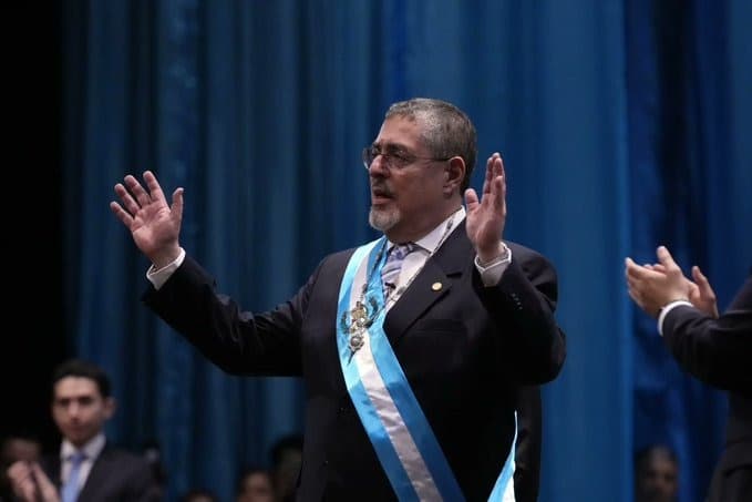 VÍDEO: Tensão e tentativa de golpe marcam posse do novo presidente da Guatemala