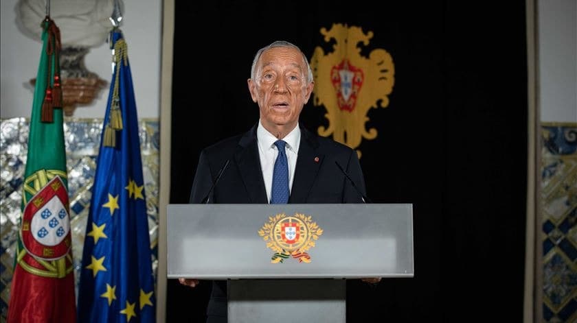 Presidente de Portugal assina decreto com dissolução de Parlamento e eleições em março