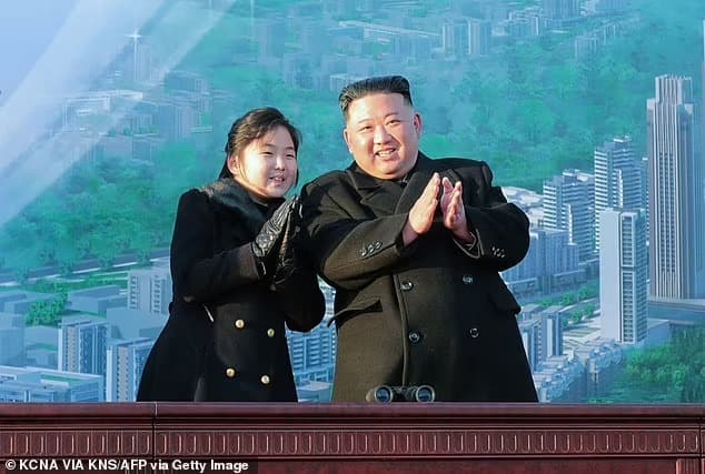 Filha de líder Kim Jong un faz rara aparição com o pai e é cotada para sua sucessão, afirma agência de espionagem