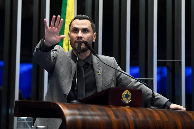 Senador quer proibição de questões com “viés ideológico” no Enem