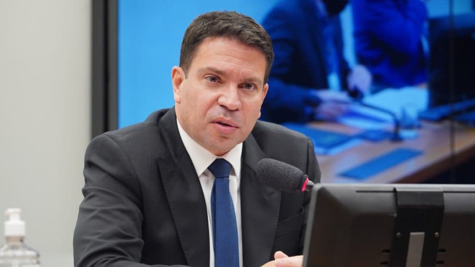 Quem é Alexandre Ramagem, ex-diretor-geral da Abin alvo de buscas da PF