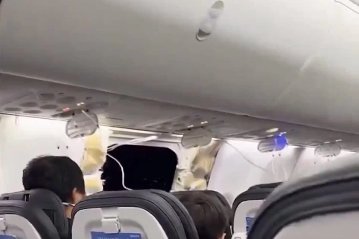 VÍDEO: Voo é interrompido após parte do avião cair, nos EUA