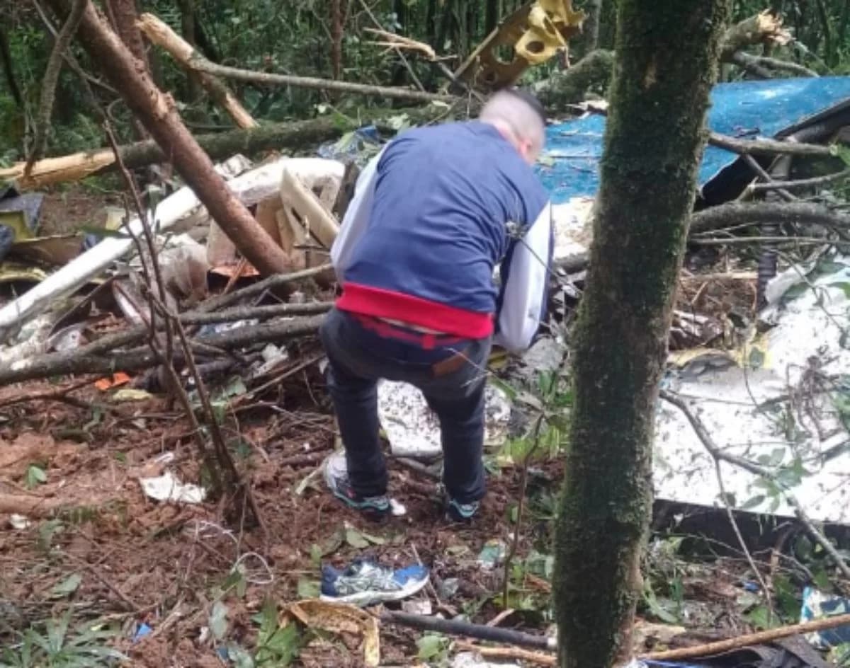 Avião pequeno cai na região da Grande São Paulo: 2 pessoas morrem