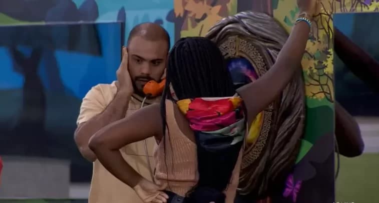 Marcus atende o 1º Big Fone do BBB 24 e coloca Juninho, Pitel e Luigi no 6º Paredão