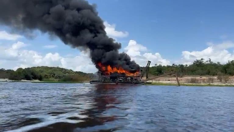 PF destrói draga de garimpo ilegal no Amazonas