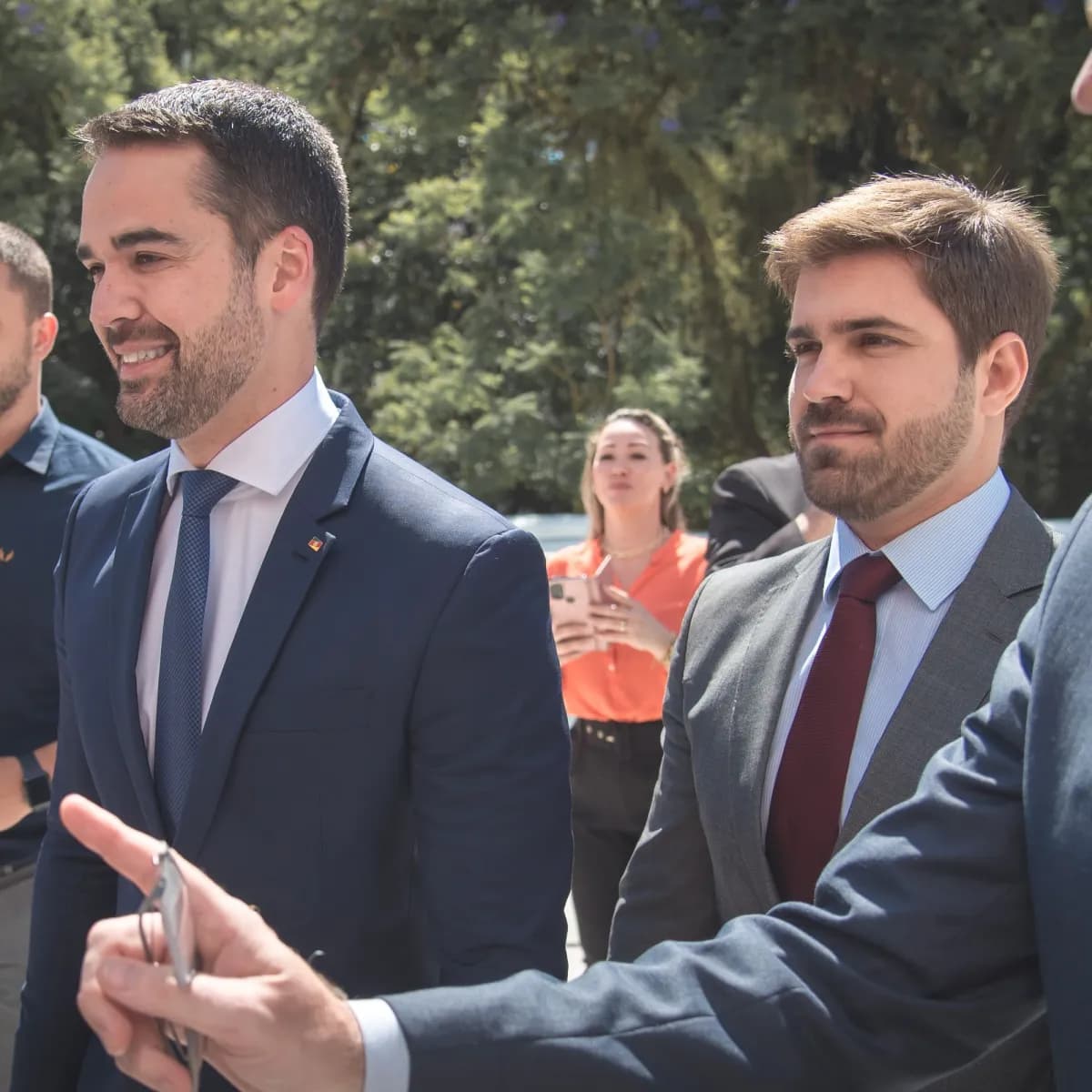 “Não estou podendo pagar casamento agora”, brinca Eduardo Leite após assinar união estável