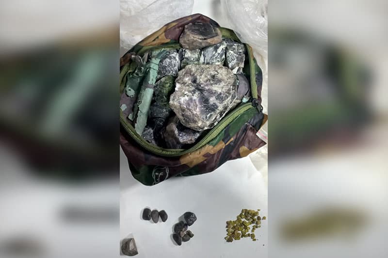 Base Arpão II aborda lancha e encontra minérios de diferentes tamanhos