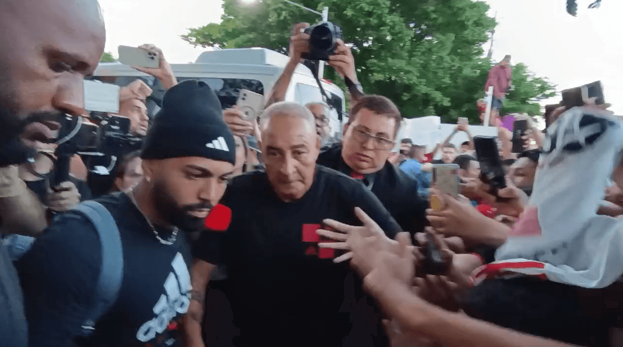 Time do Flamengo é recebido por torcedores em hotel de Manaus