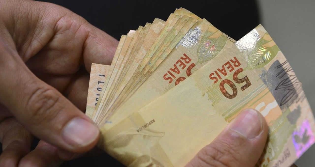 Salário mínimo de R$ 1.412 entra em vigor nesta segunda-feira (1º)