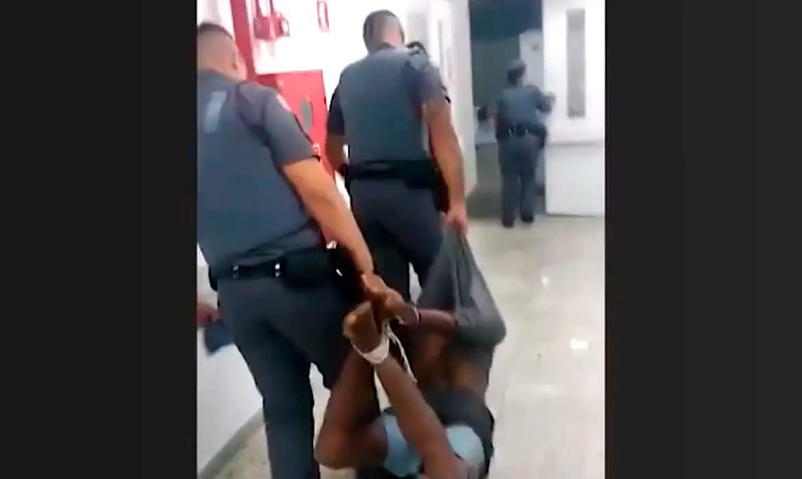 Homem amarrado com cordas durante abordagem policial pede indenização por tortura