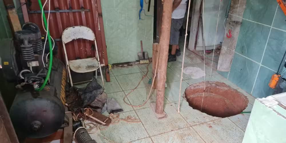 Idoso sonha com tesouro enterrado debaixo da casa, cava buraco e morre ao cair dentro, em MG