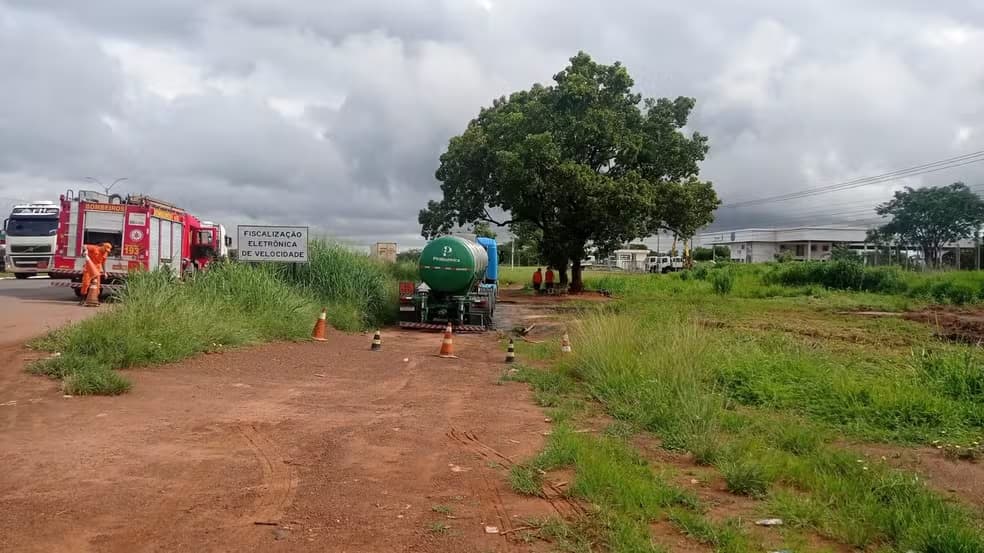Caminhão-tanque derrama ácido sulfúrico em rodovia de Araguaína, no Tocantins