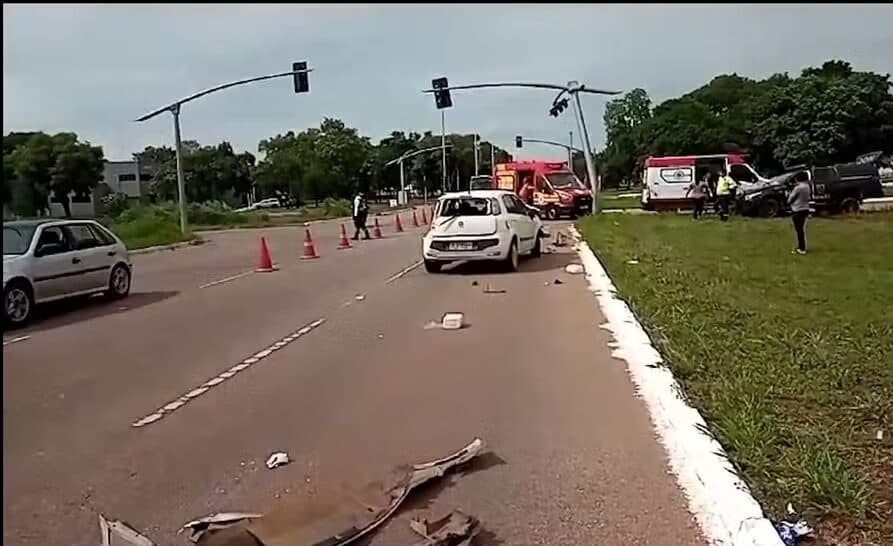 Batida entre viatura da Polícia Penal e carro deixa pessoas feridas, em Palmas