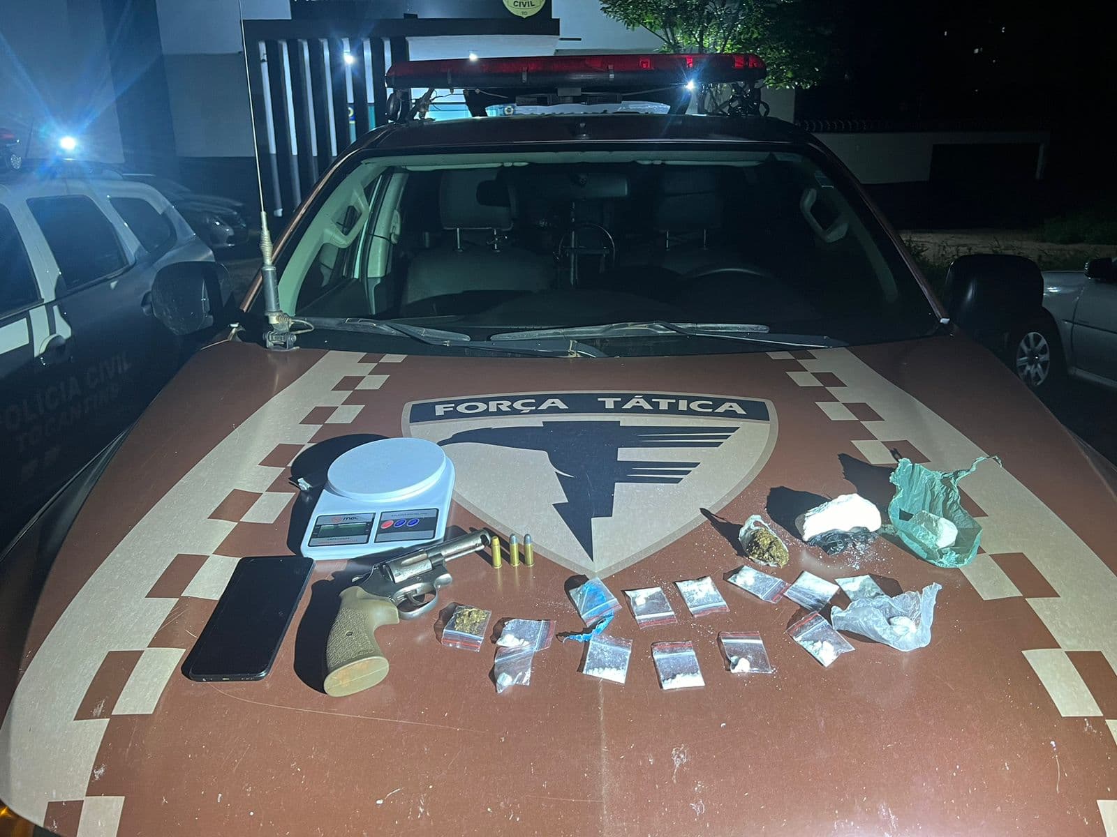 Homem é preso por porte de arma e tráfico de drogas, em Palmas