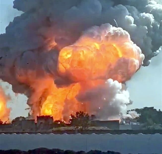 VÍDEO: Explosão de fábrica de fogos mata 11 pessoas e fere 174 na Índia