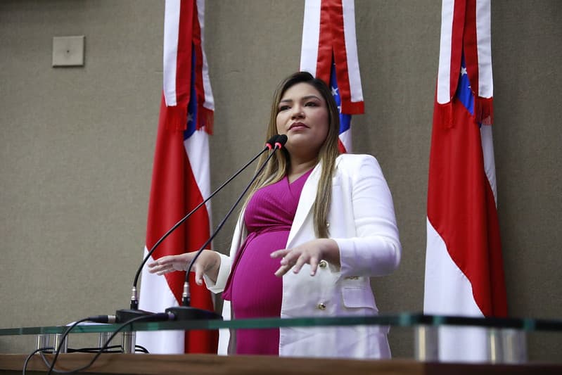 Deputada faz homenagem à obstetra particular na ALEAM
