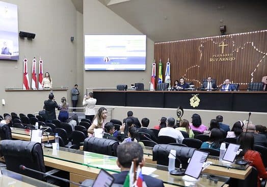 Deputados da Aleam se solidarizam com vereadora Professora Jacqueline após discussão na CMM