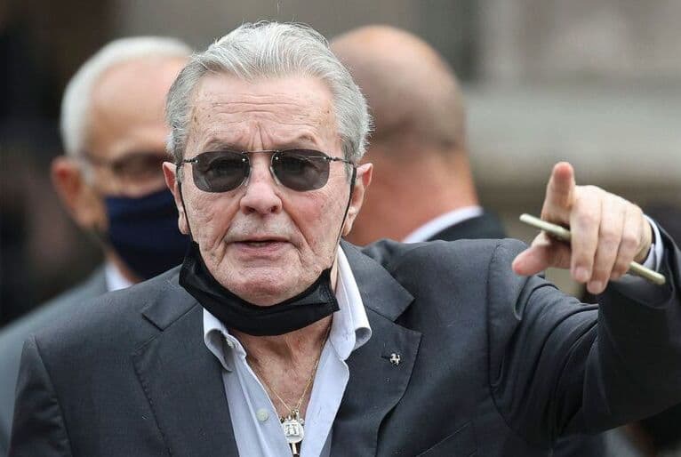 Polícia encontra 72 armas na casa do ator francês Alain Delon