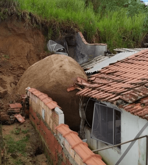 Após deslizamento de terra, pedra rola e destrói parte de casa em SP