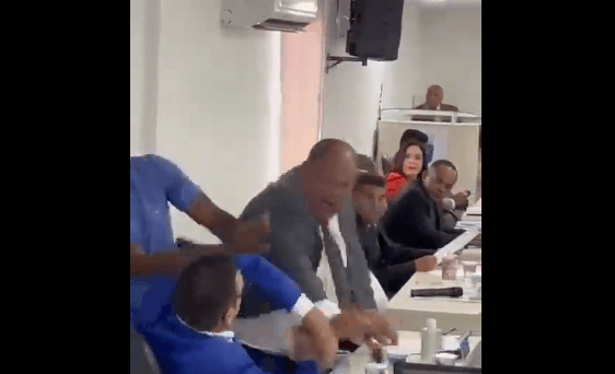 VÍDEO: Vereadores em cidade na Bahia “quebram decoro” e trocam socos em sessão
