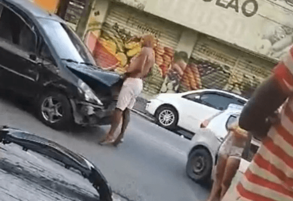 VÍDEO: Homem destrói carro durante briga de trânsito em SP