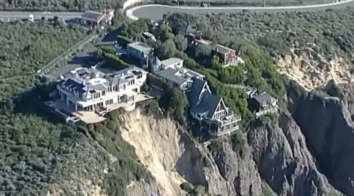 VÍDEO: Na Califórnia, mansões ficam à beira do penhasco após deslizamento de terra