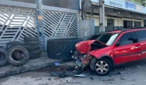 Homem dorme ao volante e bate em micro-ônibus ‘Amarelinho’, em Manaus