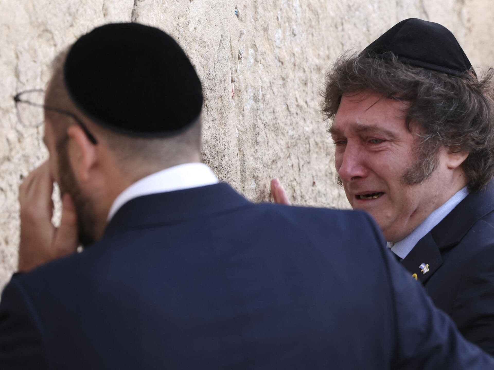 VÍDEO: Milei chora ao visitar Muro das Lamentações, em Israel