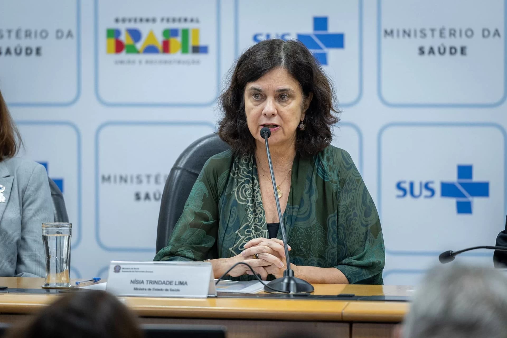 “A gente não pode vender uma ilusão”, diz ministra da Saúde sobre vacina da dengue