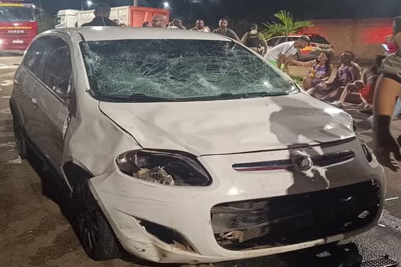 MG: dezenas de foliões são atropelados por carro em bloco de carnaval