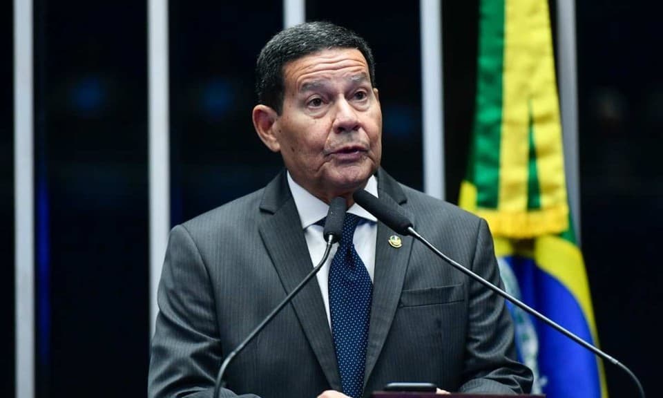 Mourão pede para Lula ‘vestir as sandálias da humildade’ por não negociar tarifaço com Trump