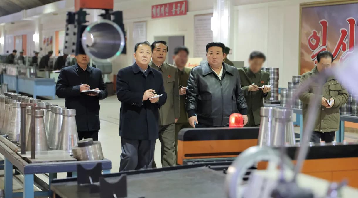 Líder da Coreia do Norte supervisiona teste de míssil terra-mar