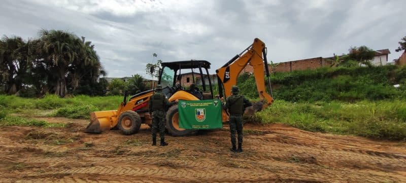 Retroescavadeira sem licença para operar é apreendida em Manaus