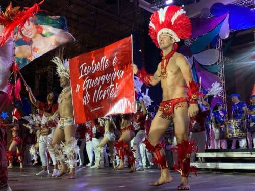 VÍDEO: Isabelle Nogueira é homenageada pelo Garantido durante o Carnaboi, em Manaus