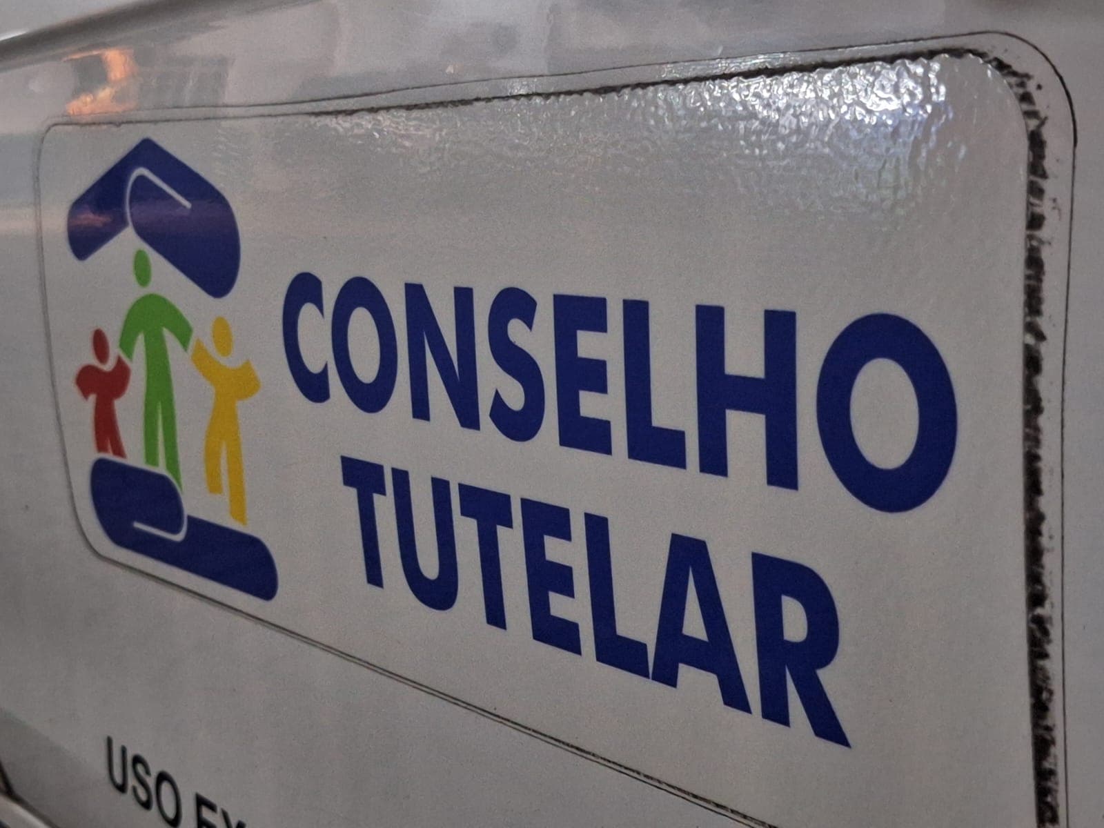 Mulher é presa após deixar quatro filhos sozinhos em casa para ir ao supermercado