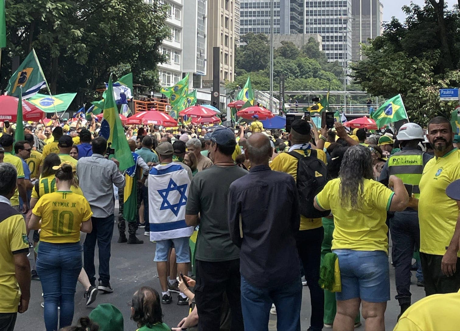 Manifestantes se concentram na Avenida Paulista após convocação de Jair Bolsonaro