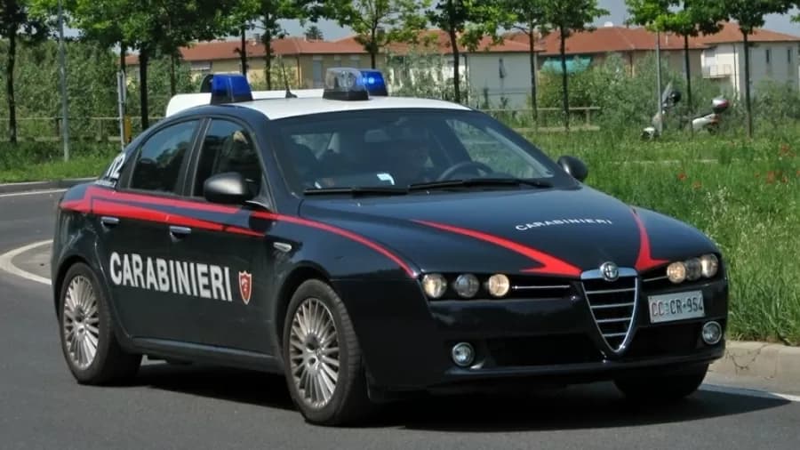 Homem esconde cadáver da mãe por 20 dias por falta de recursos para funeral, na Itália