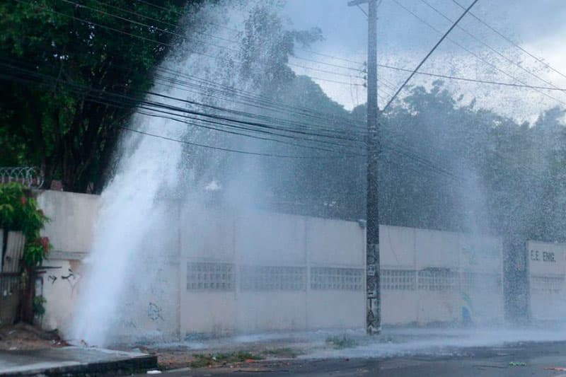 VÍDEO: Vazamento em tubulação de água gera transtornos na zona Norte de Manaus