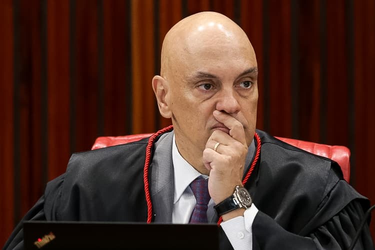 Ex-assessor de Moraes no TSE se recusa a entregar celular e ministro determina apreensão do aparelho