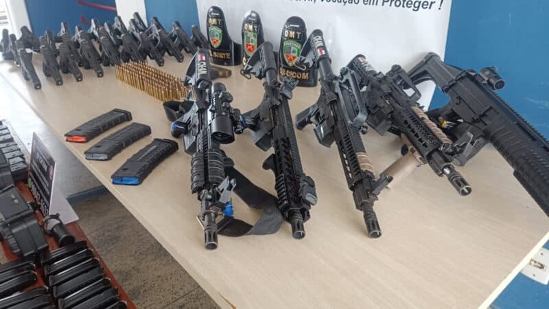 VÍDEO: Arsenal de guerra é apreendido pela PM na zona Norte de Manaus