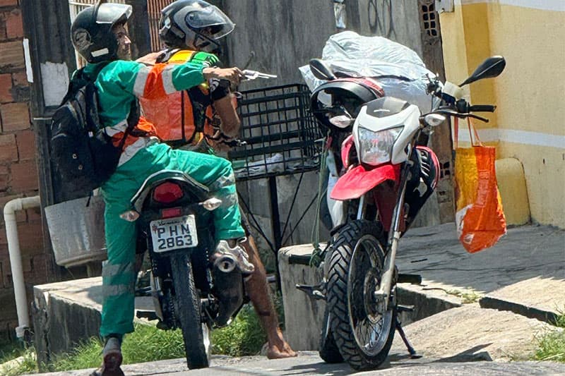 Dupla é flagrada praticando assalto na zona Leste de Manaus